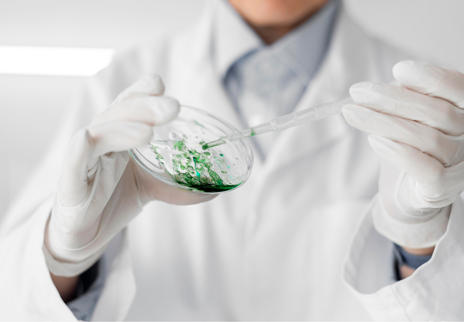 연구원이 녹색 물질을 검사하는 모습